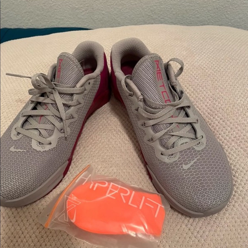 Shoes the Nike size 8